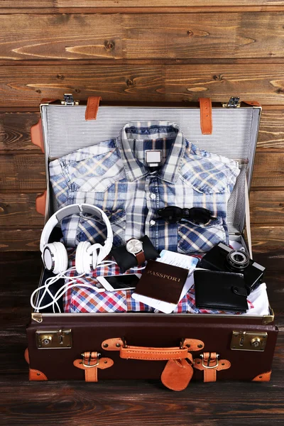 Packed suitcase of vacation items — Stock Photo, Image