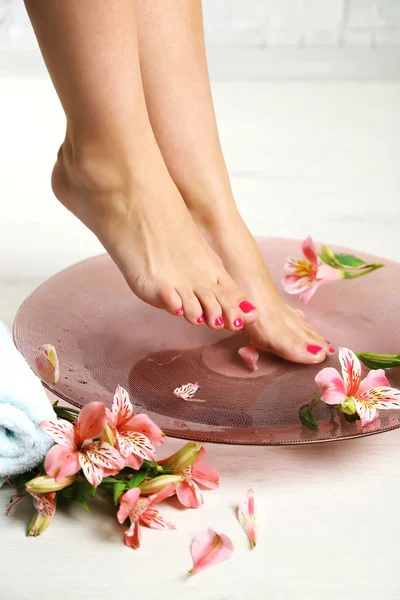 Женщина моет красивые ноги — стоковое фото
