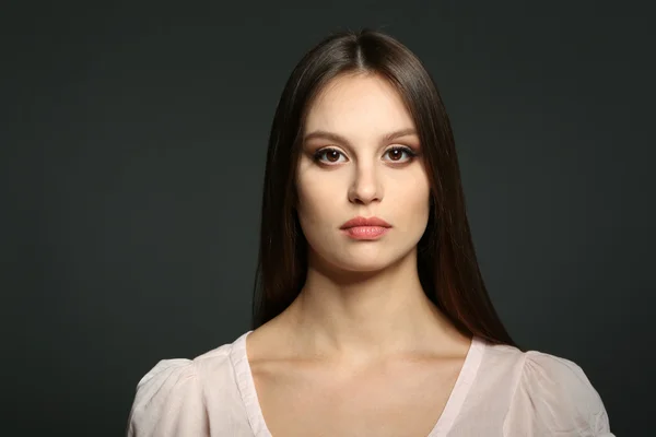 Koyu arkaplanda güzel bir genç kadının portresi — Stok fotoğraf