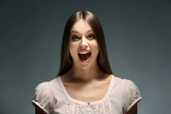 Retrato de una hermosa joven sobre fondo oscuro — Foto de Stock