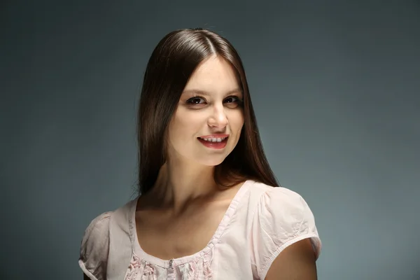 Retrato de bela jovem mulher no fundo escuro — Fotografia de Stock