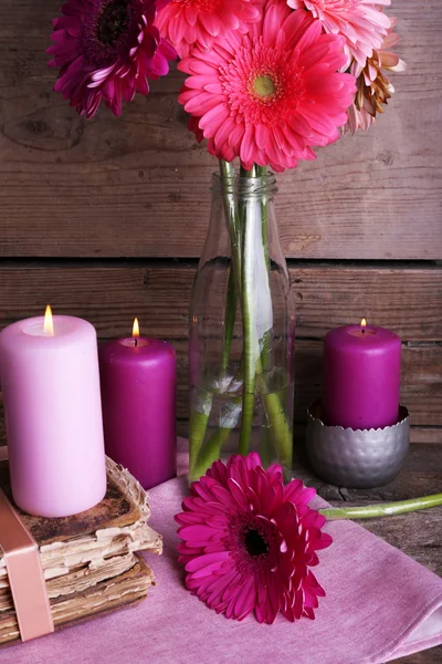 Ahşap arka plan üzerinde güzel parlak gerbera çiçekli natürmort — Stok fotoğraf