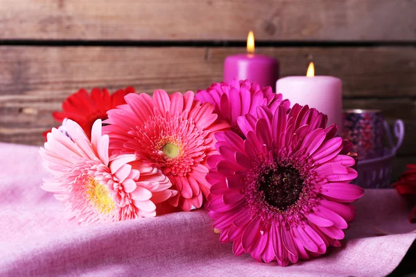 Nature morte avec de belles fleurs de gerbera lumineuses sur fond en bois — Photo