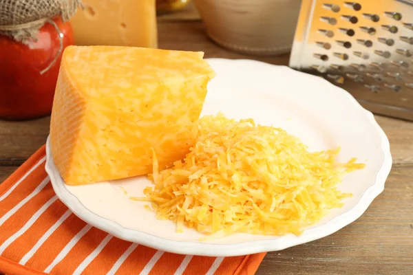 Queijo ralado na mesa de madeira, close-up — Fotografia de Stock