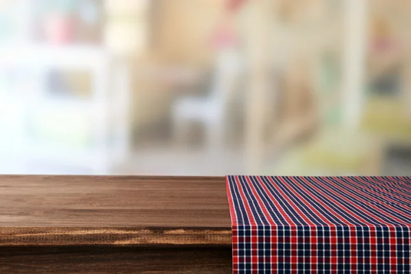 空的木桌上餐巾和浅色背景 — 图库照片