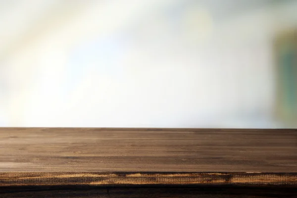 Mesa de madera vacía con fondo claro — Foto de Stock