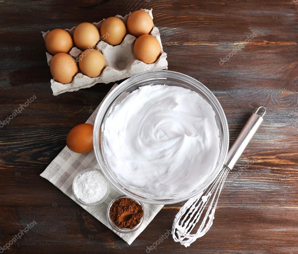 Ahşap masa, üstten görünüm yumurta akı ve diğer malzemeler için krem