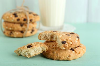 Lezzetli Kurabiye ve süt rengi ahşap arka plan üzerinde