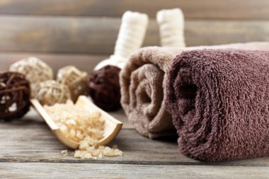 Ahşap arka plan üzerinde deniz tuzu ile güzel spa kompozisyon