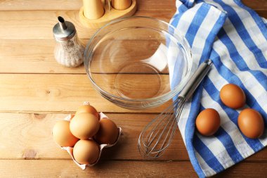 Hazırlık ahşap arka plan üzerinde cam kasede yumurta ile krem