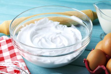 Renk ahşap arka plan üzerine yumurta akı için krem şanti