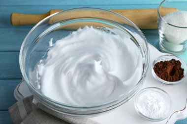 Renk ahşap masa üzerinde closeup yumurta akı için krem şanti