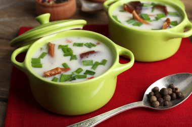 Renkli peçete, closeup üzerinde mantar çorbası