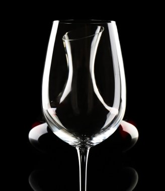 Koyu arka plan üzerinde şarap cam sürahi