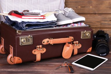 Bavul tatil öğelerin Paketli