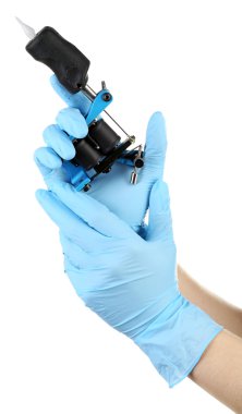 Dövme makinesi tutan dövme sanatçısı