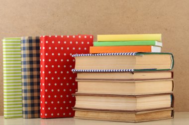 kitap raf, ahşap arka plan üzerinde yakın çekim