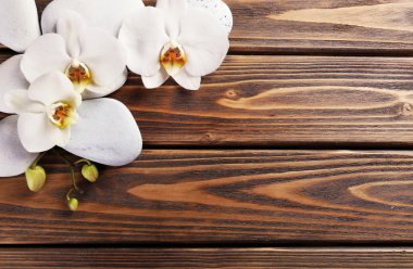 spa taşları ve çiçek