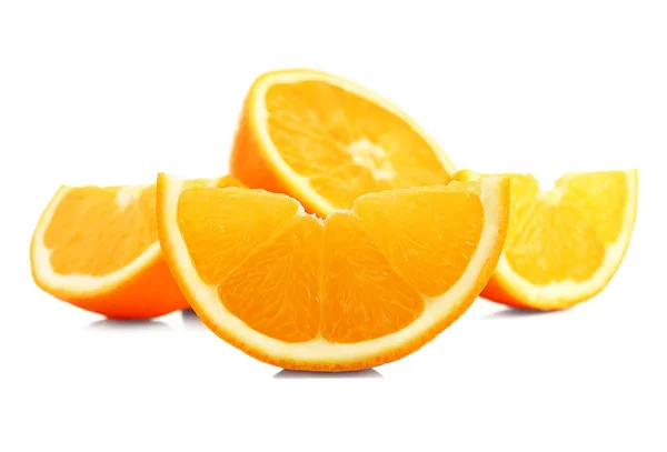 Ζουμερά φέτες πορτοκαλιού που απομονώνονται σε λευκό — Φωτογραφία Αρχείου