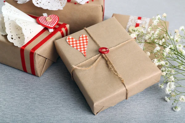 Prachtige giften op grijze achtergrond. Dag van de Valentijnskaart concept — Stockfoto