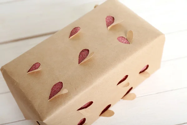 Hermosa caja de regalo en mesa de madera. Concepto de San Valentín — Foto de Stock