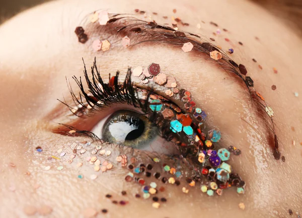 Weibliches Auge mit ausgefallenem Glitzer-Make-up, Makroansicht — Stockfoto