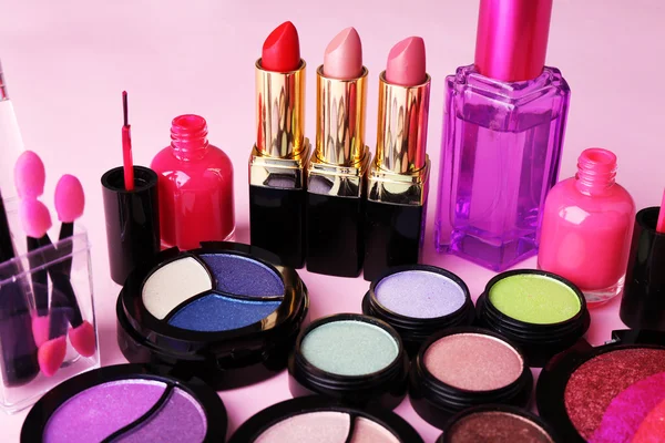 Aantal decoratieve cosmetica op lichte kleurrijke achtergrond — Stockfoto