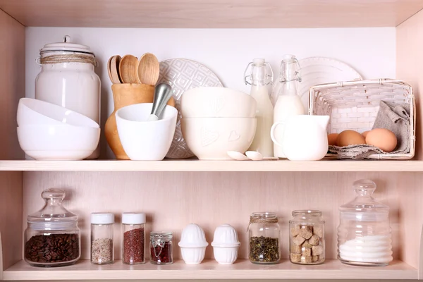Utensilios de cocina y vajilla en estantes — Foto de Stock