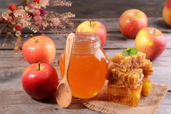 Läcker honung med äpple på tabell närbild — Stockfoto