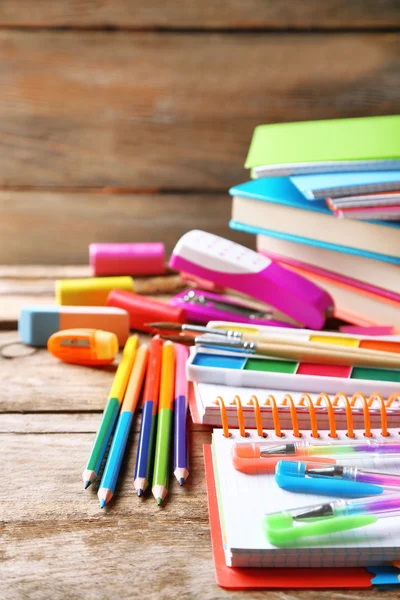 Papelaria da escola brilhante na velha mesa de madeira — Fotografia de Stock