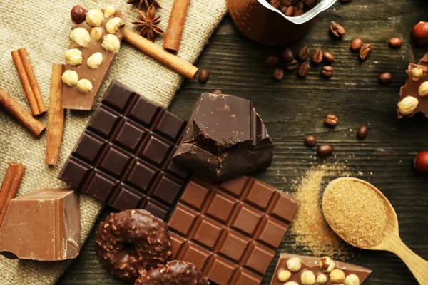 Still life with set van chocolade met noten op houten tafel, bovenaanzicht — Stockfoto