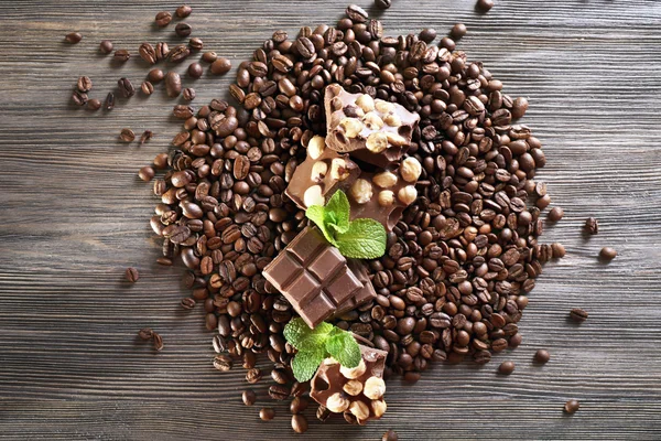 巧克力薄荷与咖啡豆在木桌子上，特写 — 图库照片