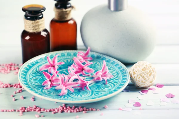 Prachtige spa compositie bij hyacint bloemen, close-up — Stockfoto