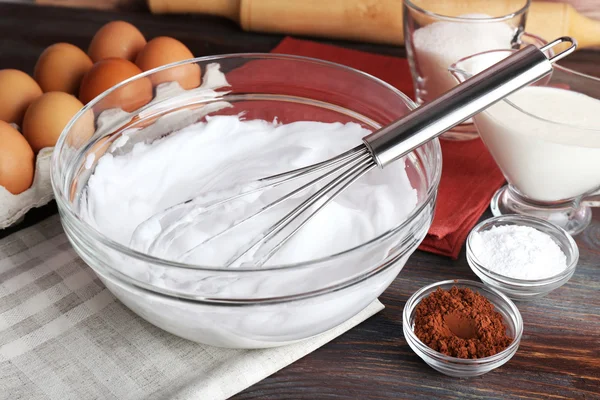 Clara de huevo batida y otros ingredientes para la crema en la mesa de madera, primer plano — Foto de Stock