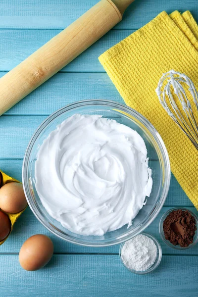 Oeufs blancs fouettés pour crème sur table en bois, vue de dessus — Photo