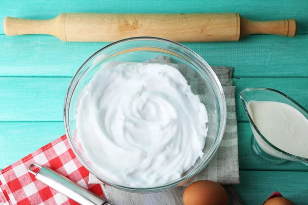 Schlageiweiß für Sahne auf Holztisch, Ansicht von oben — Stockfoto