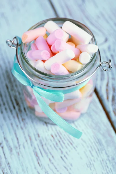 Bonbons sucrés sur table en bois de couleur, gros plan — Photo