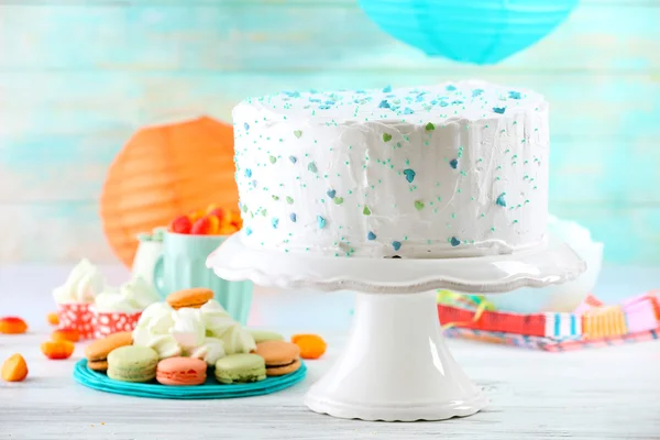 De cake van de kindverjaardag ingericht op kleurrijke achtergrond — Stockfoto