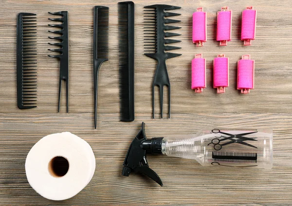 Outils de coiffure sur fond en bois — Photo