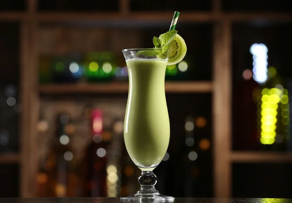 Skleněné ovoce koktejl v baru na světlé rozostřeného pozadí — Stock fotografie