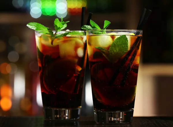 Sklenice koktejl v baru na světlé rozostřeného pozadí — Stock fotografie