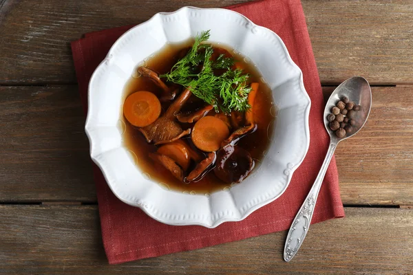 Soupe aux champignons sur table en bois, vue sur le dessus — Photo