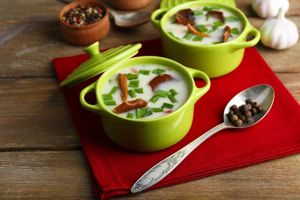 Sopa de champiñones sobre fondo de madera — Foto de Stock