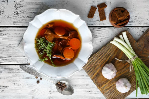 Sup jamur di meja kayu, tampilan atas — Stok Foto