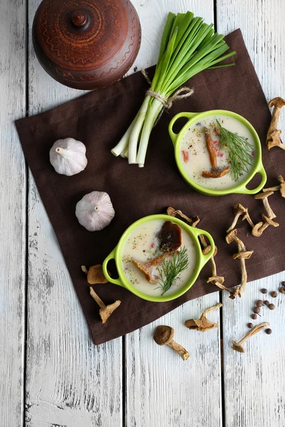 Pilzsuppe mit Gemüse auf Holztisch mit Serviette, Ansicht von oben — Stockfoto