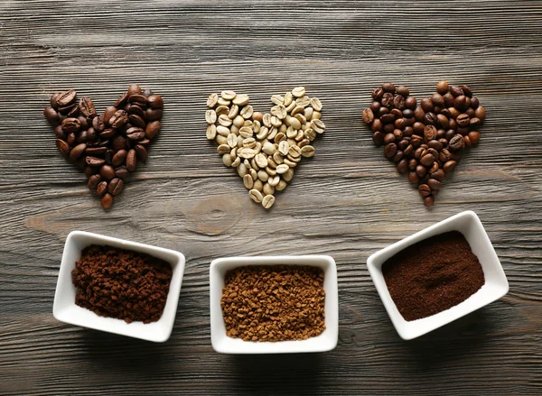 Chicchi di caffè a forma di cuore su sfondo di legno — Foto Stock