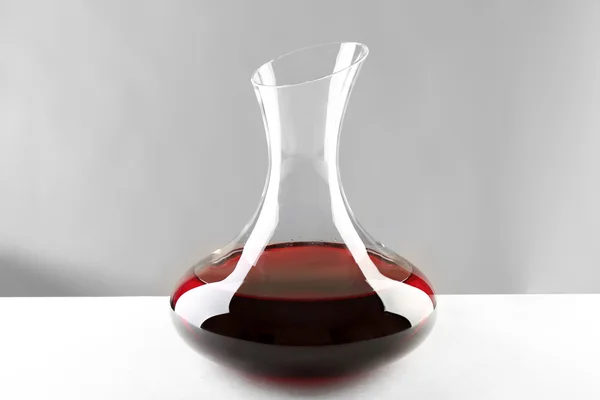 Стеклянный графин вина на светлом фоне — стоковое фото