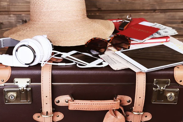 Zabaleny kufr dovolené položek — Stock fotografie