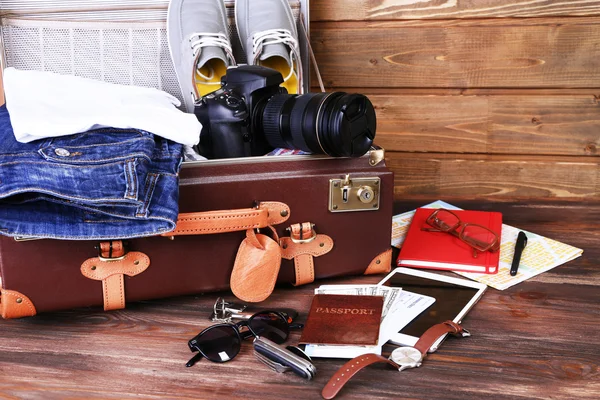 Gepackter Koffer mit Urlaubsutensilien — Stockfoto