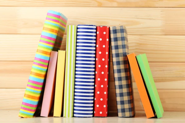 Libros en estante, primer plano, sobre fondo de madera — Foto de Stock